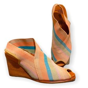 Gentle Souls Colleen Rainbow Cross Elastic Stacked Wood Wedge Heel. Size 8.5